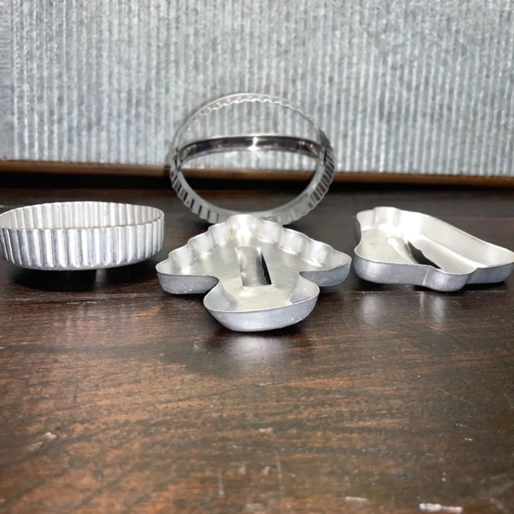 4 Vintage Aluminum Metal Christmas Tree Bell &‎ Serrated Cookie Cutter W/handles